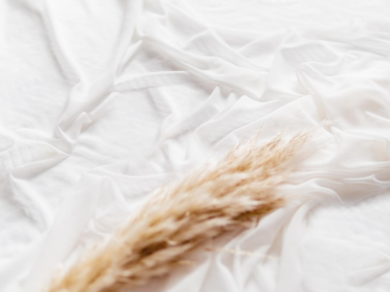Why Do White Linens Lose Their Sparkle After Industrial Washing?